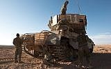 Un groupe de soldates participant à un exercice d'entraînement dans le cadre du cours de formation des commandants de chars, sur une photo sans date. (Crédit : Armée israélienne)