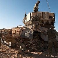 Un groupe de soldates participant à un exercice d'entraînement dans le cadre du cours de formation des commandants de chars, sur une photo sans date. (Crédit : Armée israélienne)