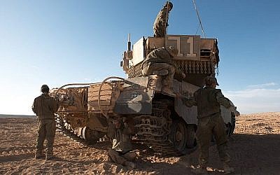 Un groupe de femmes soldates participant à un exercice d’entraînement dans le cadre d’une formation de pilote de chars, sur une photographie non datée. (Crédit : Armée israélienne)