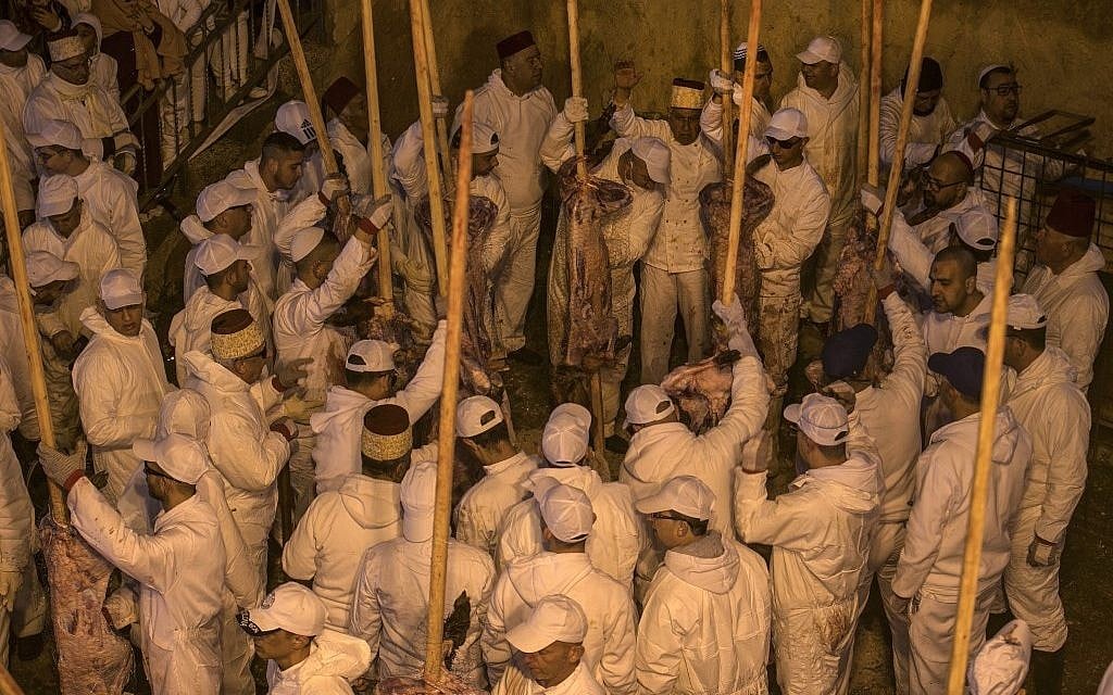 Les Samaritains prennent part au traditionnel sacrifice de la Pâque au mont Garizim, près de la ville de Naplouse, dans le nord de la Cisjordanie, le 18 avril 2019. (Jaafar Ashtiyeh / AFP)