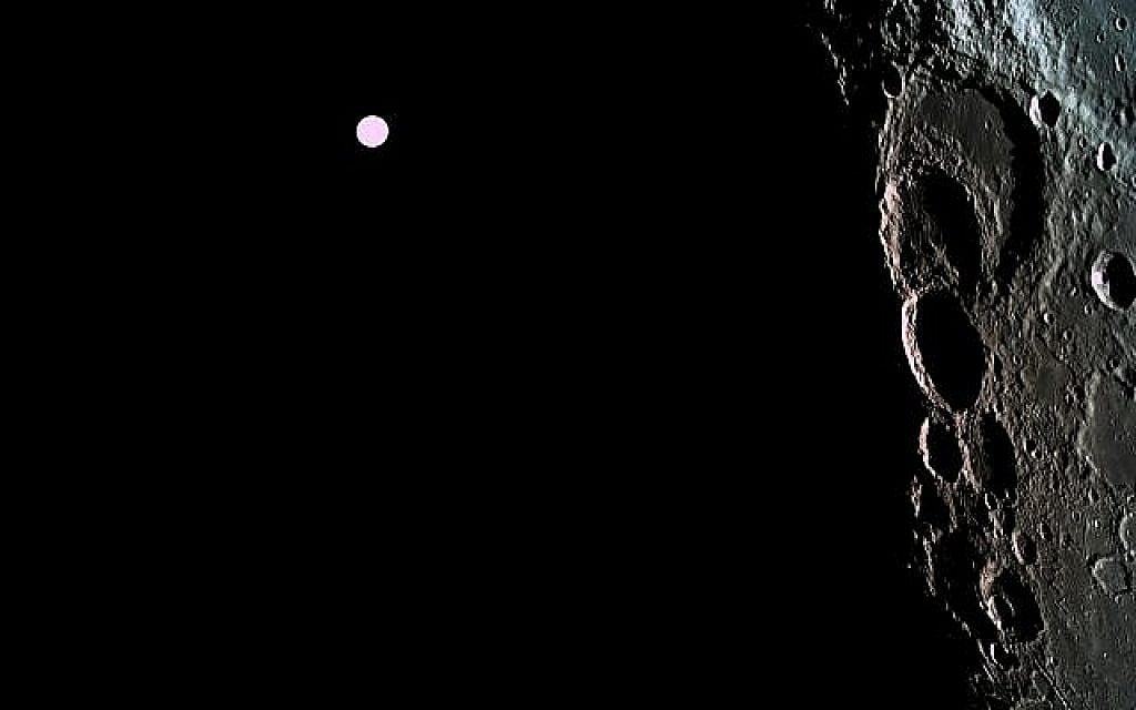 La sonde spatiale Bereshit a pris cette photo de la surface de la lune avec la Terre en arrière plan, le 5 avril 2019. (Avec l'aimable autorisation de Bereshit)