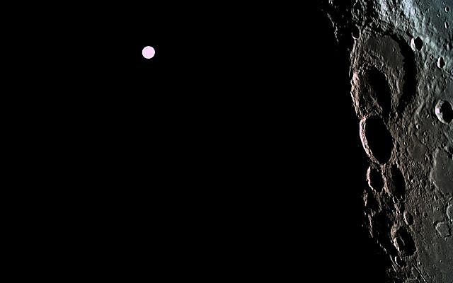 La sonde spatiale Bereshit a pris cette photo de la surface de la lune avec la Terre en arrière plan, le 5 avril 2019. (Avec l'aimable autorisation de Bereshit)