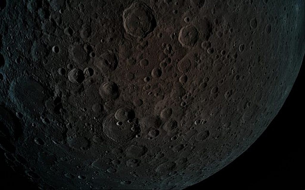 La sonde spatiale Bereshit a pris cette photo de la surface de la lune à une altitude de seulement 440 kilomètres lors d'une manoeuvre de capture lunaire, le 4 avril 2019. (Crédit : Bereshit)