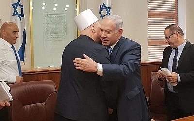 Le Premier ministre Benjamin Netanyahu accueille le chef spirituel druze Sheikh  Muafak Tarif à son bureau de Jérusalem le 1 août 2018. (Bureau du Premier ministre)