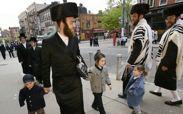 Photo d'illustration. Des Juifs ultra-orthodoxes dans le quartier de Williamsburg à Brooklyn, à New York (Crédit : AP/Joe Kohen)