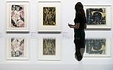 Une visiteuse observe les œuvres du peintre allemand Ernst Ludwig Kirchner présentées dans l'exposition "Collection Gurlitt, état des lieux, 'l'art dégénéré' – confisqué et vendu" du Kunstmuseum de Berne, en Suisse, novembre 2017. (Crédit : Peter Klaunzer/Keystone via AP)