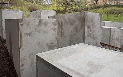 Des blocs ont été placés sur une propriété adjacente à la maison du législateur allemand Björn Höcke dans le village de Bornhagen, Allemagne de l'Est, le mercredi 22 novembre 2017. (Swen Pfoertner/dpa via AP)