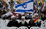 Des Israéliens de la communauté druze participant à une manifestation contre la loi de l'Etat-nation d'Israël à Tel Aviv, le samedi 4 août 2018. (Crédit : AP Photo/Sebastian Scheiner)