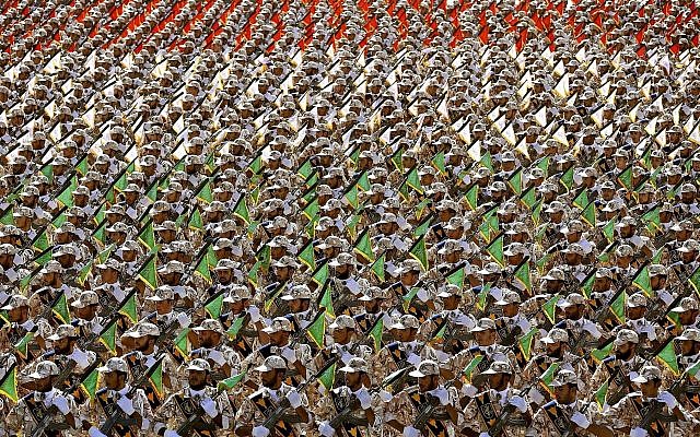 Les membres des Gardiens de la Révolution durant une parade militaire au mausolée de l'Ayatollah Khomeini, en périphérie de Téhéran,le 22 septembre 2019. (Crédit : AP/ Ebrahim Noroozi) Les membres des Gardiens de la Révolution durant une parade militaire au mausolée de l'Ayatollah Khomeini, en périphérie de Téhéran,le 22 septembre 2019. (Crédit : AP/ Ebrahim Noroozi)