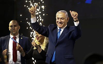 Le Premier ministre israélien Benjamin Netanyahu salue ses sympathisants après la clôture du scrutin des élections générales israéliennes à Tel Aviv, Israël, le mercredi 10 avril 2019. (AP Photo/Ariel Schalit)