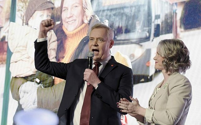 Le président du parti social-démocrate finnois Antti Rinne aux côtés de son épouse Heta Ravolainen-Rinne, à droite, lors des résultats des élections parlementaires au siège du parti à Helsinki, en Finlande, le 14 avril 2019 (Crédit : Antti Aimo-Koivisto/Lehtikuva via AP) Le président du parti social-démocrate finnois Antti Rinne aux côtés de son épouse Heta Ravolainen-Rinne, à droite, lors des résultats des élections parlementaires au siège du parti à Helsinki, en Finlande, le 14 avril 2019 (Crédit : Antti Aimo-Koivisto/Lehtikuva via AP)