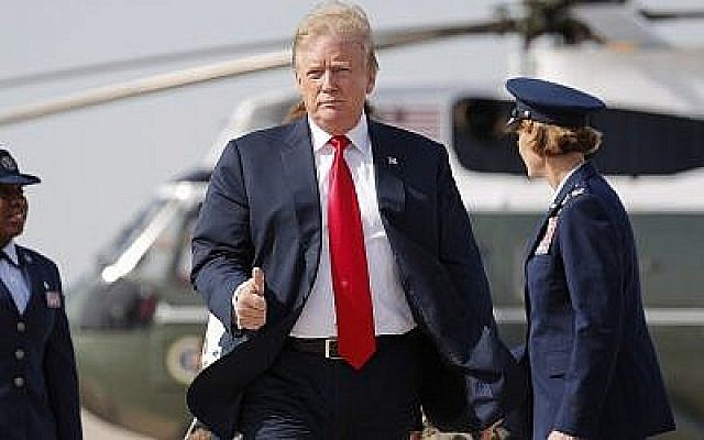 Le président Donald Trump lève le pouce au moment d'embarquer à bord d'Air Force One, sur la base aérienne d'Andrews, dans le Maryland, le 18 avril 2019. (Crédit : AP/Pablo Martinez Monsivais) Le président Donald Trump lève le pouce au moment d'embarquer à bord d'Air Force One, sur la base aérienne d'Andrews, dans le Maryland, le 18 avril 2019. (Crédit : AP/Pablo Martinez Monsivais)