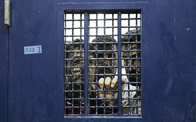 Des prisonniers palestiniens dans leur cellule avant leur libération de la prison de Ketziot, dans le sud d'Israël, le 1er octobre 2007. (Crédit : AP Photo/Ariel Schalit)