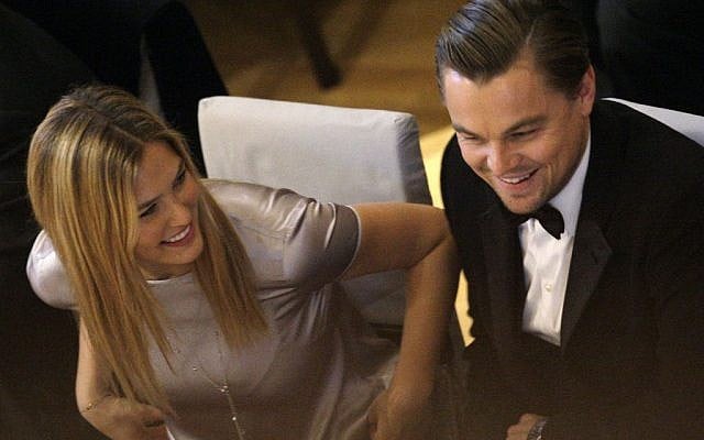 Bar Refaeli et Leonardo DiCaprio lors du "Gala du cinéma pour la paix" pendant le festival du Film de Berlin en Allemagne, le 15 février 2010 (Crédit : AP Photo/Joel Ryan) Bar Refaeli et Leonardo DiCaprio lors du "Gala du cinéma pour la paix" pendant le festival du Film de Berlin en Allemagne, le 15 février 2010 (Crédit : AP Photo/Joel Ryan)