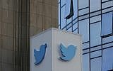 Un logo Twitter aux abords du siège du géant des réseaux sociaux, à San Francisco, le 26 octobre 2016. (Crédit : Jeff Chiu/AP)
