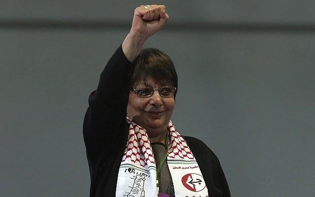 Leila Khaled, du Front populaire de libération de la Palestine (FPLP), faisant un geste après avoir pris la parole lors du congrès du parti démocratique des peuples pro-kurde, ou HDP, à Ankara, en Turquie, le 11 février 2018. (Crédit : Burhan Ozbilici/AP) Leila Khaled, du Front populaire de libération de la Palestine (FPLP), faisant un geste après avoir pris la parole lors du congrès du parti démocratique des peuples pro-kurde, ou HDP, à Ankara, en Turquie, le 11 février 2018. (Crédit : Burhan Ozbilici/AP)