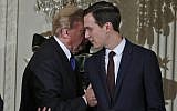 Le président Donald Trump échange avec le haut-conseiller de la Maison Blanche Jared Kushner après une réception à la Maison Blanche, le 7 décembre 2017 (Crédit :  AP /Alex Brandon)