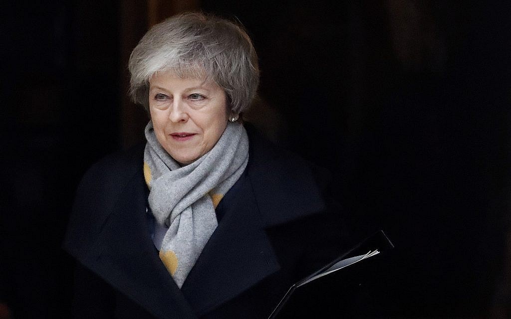 Theresa May quitte une rencontre du cabinet au 10, Downing Street à Londres, le 15 janvier 2019 (Crédit : AP/Frank Augstein) Theresa May quitte une rencontre du cabinet au 10, Downing Street à Londres, le 15 janvier 2019 (Crédit : AP/Frank Augstein)