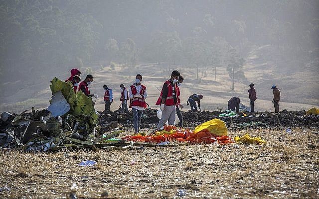 Les secours sur les lieux du crash d'un vol d'Ethiopian Airlines au sud d'Adis Abeba, en Ethiopie, le 11 mars 2019 (Crédit : AP /Mulugeta Ayene) Les secours sur les lieux du crash d'un vol d'Ethiopian Airlines au sud d'Adis Abeba, en Ethiopie, le 11 mars 2019 (Crédit : AP /Mulugeta Ayene)