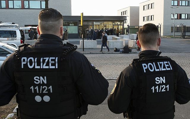 Illustration : La police allemande devant un tribunal dans la ville de Dresden où va avoir lieu un procès contre un jihadiste, en Allemagne, le 18 mars 2019 (Crédit : :Jens Meyer/AP)