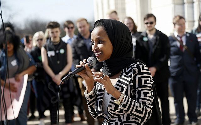 Ilhan Omar, siégeant à la Chambre des représentante américaine, prend la parole pour soutenir les élèves LGBTQ et les autres lycéens de l'État du Minnesota qui ont marché vers le Capitole, le jeudi 21 mars 2019, à St Paul, Minnesota. (AP/Jim Mone) Ilhan Omar, siégeant à la Chambre des représentante américaine, prend la parole pour soutenir les élèves LGBTQ et les autres lycéens de l'État du Minnesota qui ont marché vers le Capitole, le jeudi 21 mars 2019, à St Paul, Minnesota. (AP/Jim Mone)