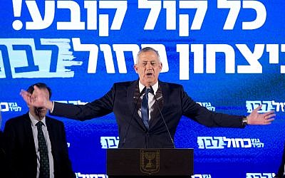Le chef du parti Kakhol lavan Benny Gantz durant un meeting de campagne àTel Aviv, le 7 avril 2019. (Crédit : AP Photo/Sebastian Scheiner)