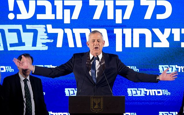 Le chef du parti Kakhol lavan Benny Gantz durant un meeting de campagne àTel Aviv, le 7 avril 2019. (Crédit : AP Photo/Sebastian Scheiner) Le chef du parti Kakhol lavan Benny Gantz durant un meeting de campagne àTel Aviv, le 7 avril 2019. (Crédit : AP Photo/Sebastian Scheiner)