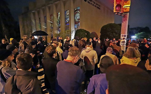 Une veillée devant la synagogue Tree of Life de Pittsburgh en hommage aux victimes de la fusillade de Poway à San Diego en Californie le 27 avril 2019. (Crédit : AP Photo/Gene J. Puskar)