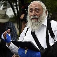 Le rabbin Yisroel Goldstein lors d'une conférence de presse dans la synagogue 'Habad de Poway, en Californie, suite à une fusillade qui a eu lieu la veille dans le lieu de culte lors du dernier jour de Pessah, le 28 avril 2019 (Crédit :AP Photo/Denis Poroy)