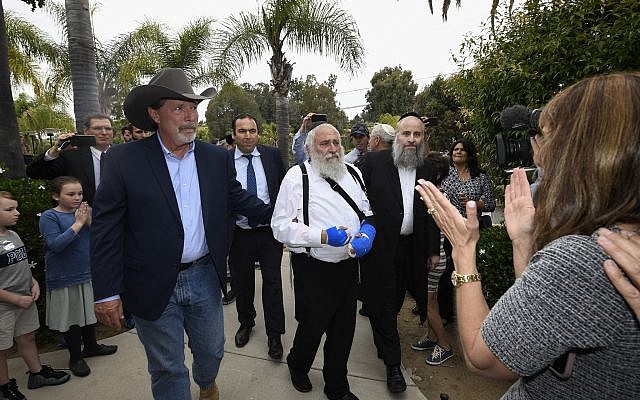 Le maire de Poway, Steve Vaus (à gauche), accompagne le rabbin Yisroel Goldstein lors d'une conférence de presse à la synagogue Chabad de Poway, le dimanche 28 avril 2019, à Poway, Californie. (Crédit : AP Photo/Denis Poroy) Le maire de Poway, Steve Vaus (à gauche), accompagne le rabbin Yisroel Goldstein lors d'une conférence de presse à la synagogue Chabad de Poway, le dimanche 28 avril 2019, à Poway, Californie. (Crédit : AP Photo/Denis Poroy)