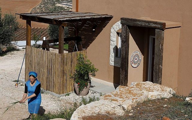 Moria Shapira, propriétaire d'un appartement Airbnb, dans l'avant-poste d' Adei Ad, au nord du village palestinien d' al-Mughayyir près de Ramallah, en Cisjordanie, le 20 novembre 2018 (Crédit : Menahem Kahana/AFP) Moria Shapira, propriétaire d'un appartement Airbnb, dans l'avant-poste d' Adei Ad, au nord du village palestinien d' al-Mughayyir près de Ramallah, en Cisjordanie, le 20 novembre 2018 (Crédit : Menahem Kahana/AFP)