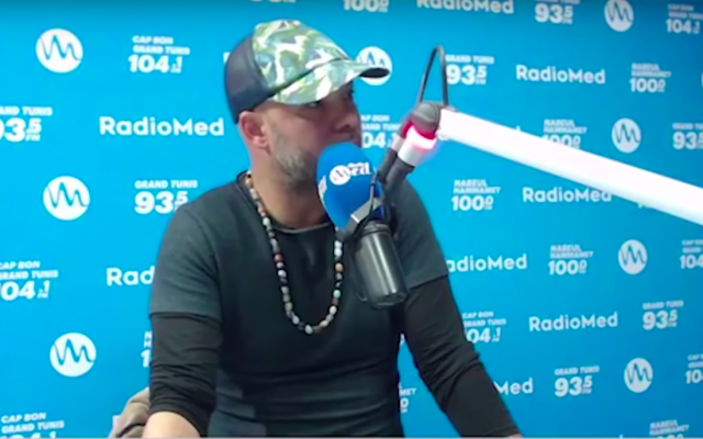 L’acteur Walid Nahdi au micro de la station Radio Med le 4 avril dernier. (Crédit photo : capture d’écran YouTube / Radio Med)