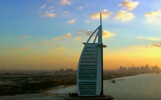 Un des plus hauts gratte-ciel de Dubaï. (Crédit : capture d'écran YouTube)