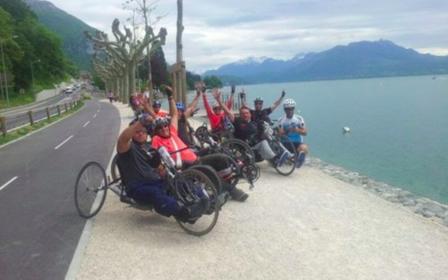 Les cyclistes de l’association Bet Halochem lors d’un voyage sur les routes de Genève. (Crédit photo : Handibiketrip.org)