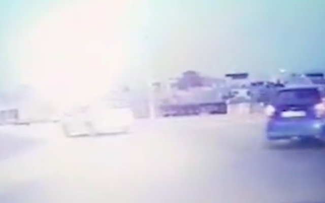 Image d'une vidéo de la course poursuite publiée par la police (Crédit : police israélienne).