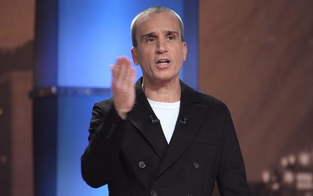 Le présentateur israélien de télévision Avri Gilad, le 2 février 2011 (Crédit : Oren Nahshon/Flash 90/File) Le présentateur israélien de télévision Avri Gilad, le 2 février 2011 (Crédit : Oren Nahshon/Flash 90/File)