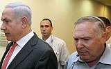 Le Premier ministre Benjamin Netanyahu (à gauche) avec son chef de cabinet de l'époque Natan Eshel, le 28 août 2011. (Crédit : Amit Shabi/pool/Flash90/File)