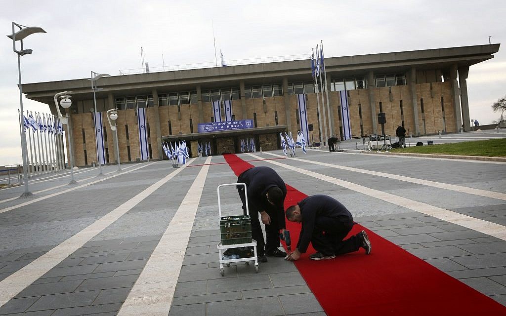 Un tapis rouge installé en amont de l'ouverture de la 19ème Knesset, le 5 février 2013 (Crédit : Miriam Alster/Flash90) Un tapis rouge installé en amont de l'ouverture de la 19ème Knesset, le 5 février 2013 (Crédit : Miriam Alster/Flash90)