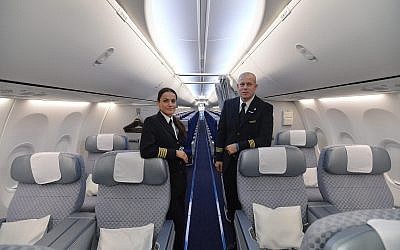 Photo d'illustration : Des membres de l'équipage d'un Boeing  737-900ER d'El Al à l'aéroport international Ben-Gurion, le 23 octobre 2013 (Crédit : Yossi Zeliger/FLASH90)