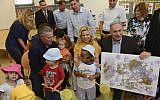 Le Premier ministre Benjamin Netanyahu et son épouse Sara lors d'une visite à Aleh Negev, un village de réhabilitation pour enfants et adultes handicapés près d'Ofakim au sud d'Israël, le 28 juillet 2016. (Haim Zach/GPO)