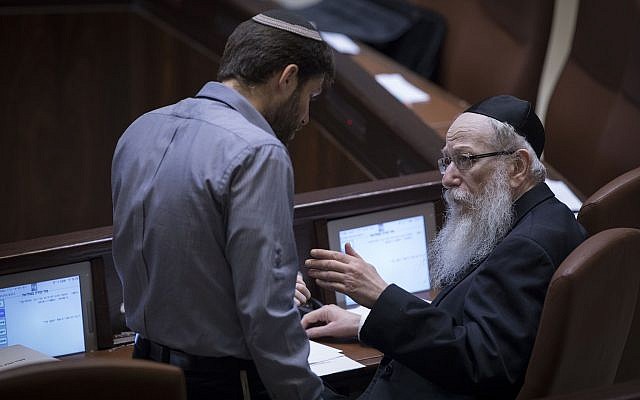 Bezalel Smotrich (à gauche), député du Foyer juif, s'entretient avec le ministre de la Santé, Yaakov Litzman, lors d'une séance plénière à la Knesset, le 25 janvier 2017. (Yonatan Sindel / Flash90) Bezalel Smotrich (à gauche), député du Foyer juif, s'entretient avec le ministre de la Santé, Yaakov Litzman, lors d'une séance plénière à la Knesset, le 25 janvier 2017. (Yonatan Sindel / Flash90)