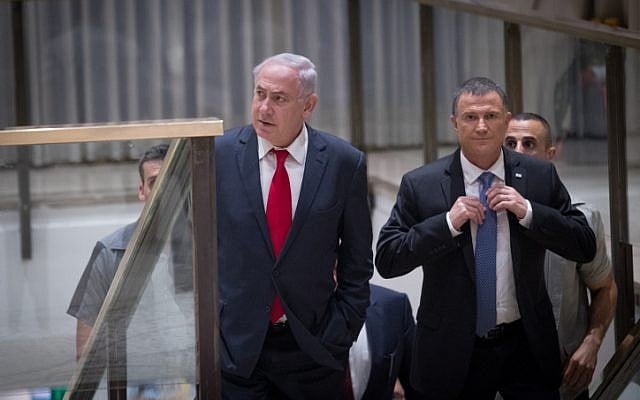 Le Premier ministre Benjamin Netanyahu (à gauche) et le président de la Knesset Yuli Edelstein arrivent pour un événement conjoint organisé entre le Parlement israélien et le Congrès américain, célébrant le 50e anniversaire de la réunification de Jérusalem à la Knesset, le 7 juin 2017. (Crédit : Yonatan Sindel/ Flash90)