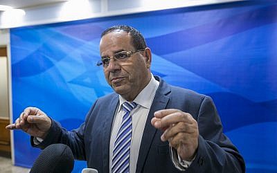 Le ministre des Communications, Ayoub Kara, s'adresse aux journalistes avant la réunion hebdomadaire du Cabinet au bureau du Premier ministre à Jérusalem, le 12 novembre 2017. (Olivier Fitoussi/Pool/Flash90)