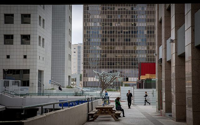 Illustration: Des immeubles de bureaux à Ramat Gan (Crédit :  Miriam Alster/FLASH90)