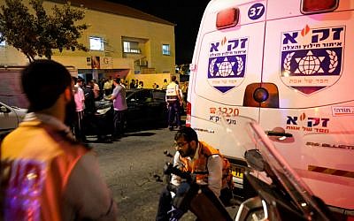 Photo d'Illustration. Des ambulances et les services d'urgence à Beitar Illit, en Cisjordanie, le 9 octobre 2018 (Crédit : Nati Shohat/Flash90/File)