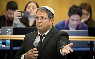Itamar Ben Gvir, candidat d'Otzma Yehudit, prend la parole devant la Commission centrale électorale pour les élections de la 21e Knesset lors d'un débat sur une requête pour sa disqualification et celle de Michael Ben Ari aux élections, le 6 mars 2019, à la Knesset. (Noam Revkin Fenton/Flash90)