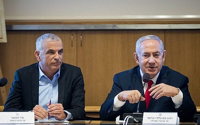 Le Premier ministre Benjamin Netanyahu (à droite) et le ministre des Finances Moshe Kahlon, à Jérusalem, le 11 mars 2019. (Aharon Krohn/Flash90) Le Premier ministre Benjamin Netanyahu (à droite) et le ministre des Finances Moshe Kahlon, à Jérusalem, le 11 mars 2019. (Aharon Krohn/Flash90)