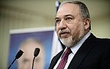 Le dirigeant du parti Yisrael Beytenu, Avigdor Liberman, s'exprime lors d'une conférence de presse à Tel Aviv, le 19 mars 2019. (Tomer Neuberg/Flash90)