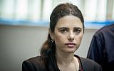La ministre de la Justice Ayelet Shaked écoute le rapport annuel du contrôleur de l'Etat au ministère de la Justice de Jérusalem, le 24 mars 2019. (Crédit :  Yonatan Sindel/Flash90)