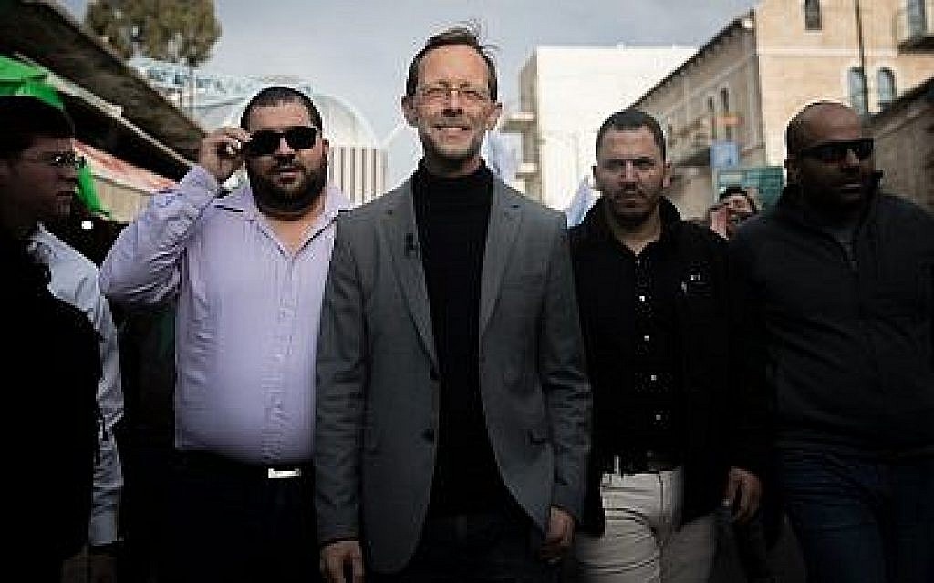 Moshe Feiglin en campagne au marché Mahane Yehuda de Jérusalem, le 4 avril 2019 (Crédit : Yonatan Sindel / Flash90) Moshe Feiglin en campagne au marché Mahane Yehuda de Jérusalem, le 4 avril 2019 (Crédit : Yonatan Sindel / Flash90)